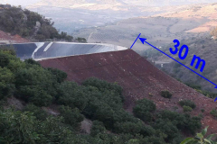 Cubeta de almacenamiento de agua con presa de pendiente pronunciada